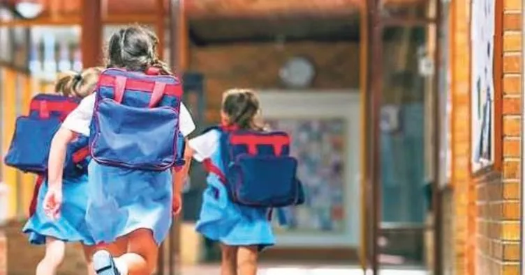 8 yaşındaki kız kendini kedi sanıyor