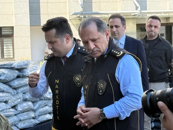 narkotik-yelegiyle-kararlilik-mesaji-verdi-1751981756682.jpg
