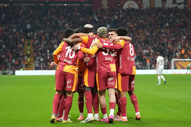 canli-galatasaray-antalyaspor-deplasmaninda-okan-burukun-ilk-11-tercihi-belli-oldu-1765636085746.jpg