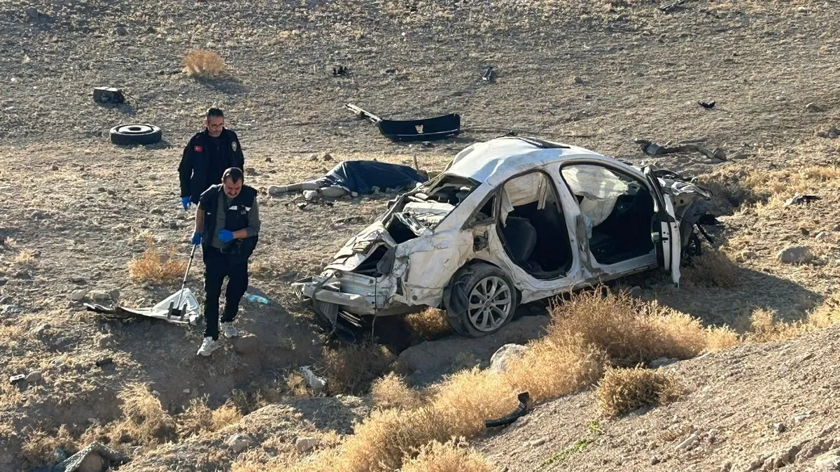 Niğde’de feci kaza! 2 Kişi öldü, 1 kişi yaralandı Niğde’de feci kaza! 2 Kişi öldü, 1 kişi yaralandı