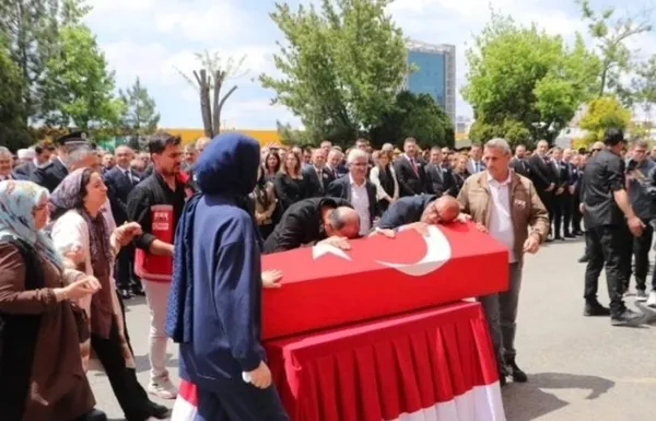 tekirdag-sehitlerini-ugurladi-esinin-ve-oglunun-tabuta-sarildigi-anlar-yurek-dagladi-1779109176009.jpg