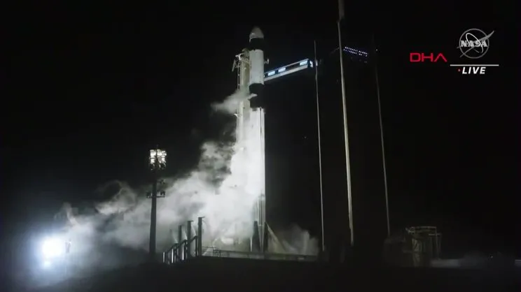 ABD'de 3 astronot Elon Musk'ın Space X Falcon 9 roketi ile uzaya gönderildi