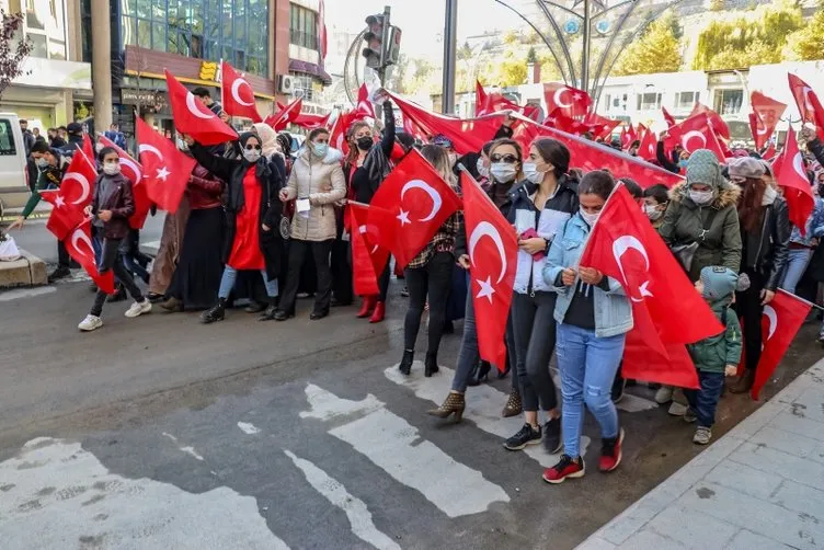 SON DAKİKA HABERİ: Hakkari'de bayraklı protesto! Kadınlardan Diyarbakır annelerine destek...