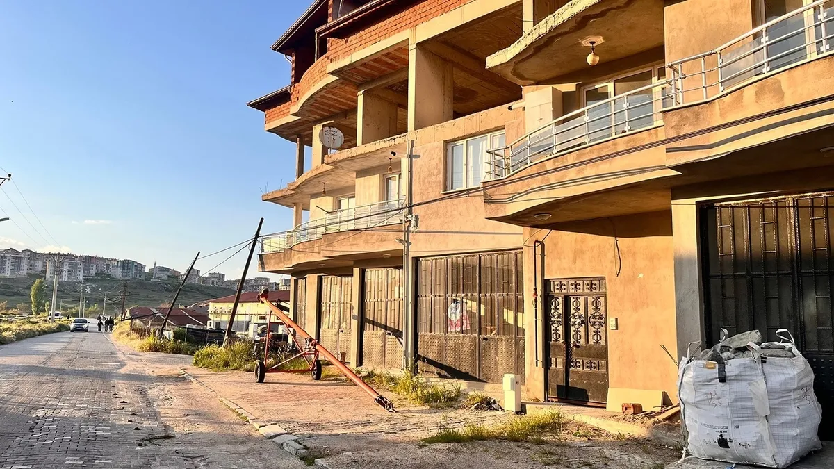 TIR kablolara takıldı, telefon direkleri yola devrildi: Facia ucuz atlatıldı! TIR kablolara takıldı, telefon direkleri yola devrildi: Facia ucuz atlatıldı!