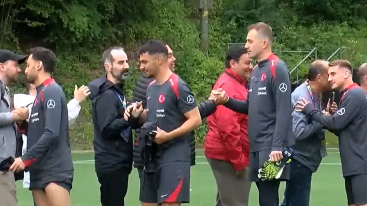 A Milli Futbol Takımı basın mensuplarıyla bayramlaştı A Milli Futbol Takımı basın mensuplarıyla bayramlaştı