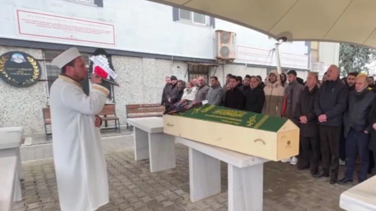 Feci otobüs kazasında hayatını kaybeden üniversiteli Pervin Çorlu’da toprağa verildi Feci otobüs kazasında hayatını kaybeden üniversiteli Pervin Çorlu’da toprağa verildi