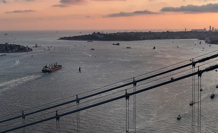 15 Temmuz Şehitler Köprüsü’nde tarihi anlar! İp üstünde kıtalar arası yürüyüş
