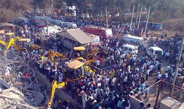 Hindistan’da inşaat halindeki bina çöktü