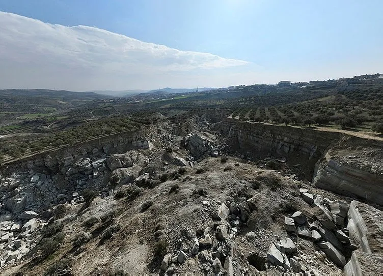 Depremde oluşan devasa yarık uzaydan görüntülendi: Hatay’da depremin boyutunu gözler önüne seren tablo...