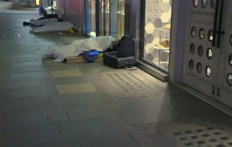 İngiltere'de şoke eden manzara! Ünlü muhabir bu sözlerle özetledi: Böyle bir şey görmedim!