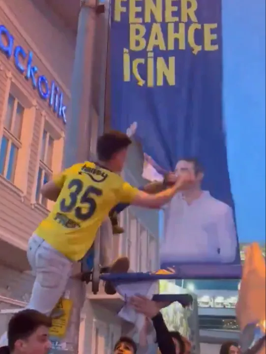 son-dakika-haberi-fenerbahce-taraftarlarindan-ali-koca-sok-tepki-pankarti-yirttilar-1716748956779.jpg