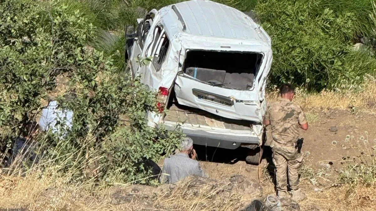 Hafif ticari araç şarampole uçtu! 1 ölü