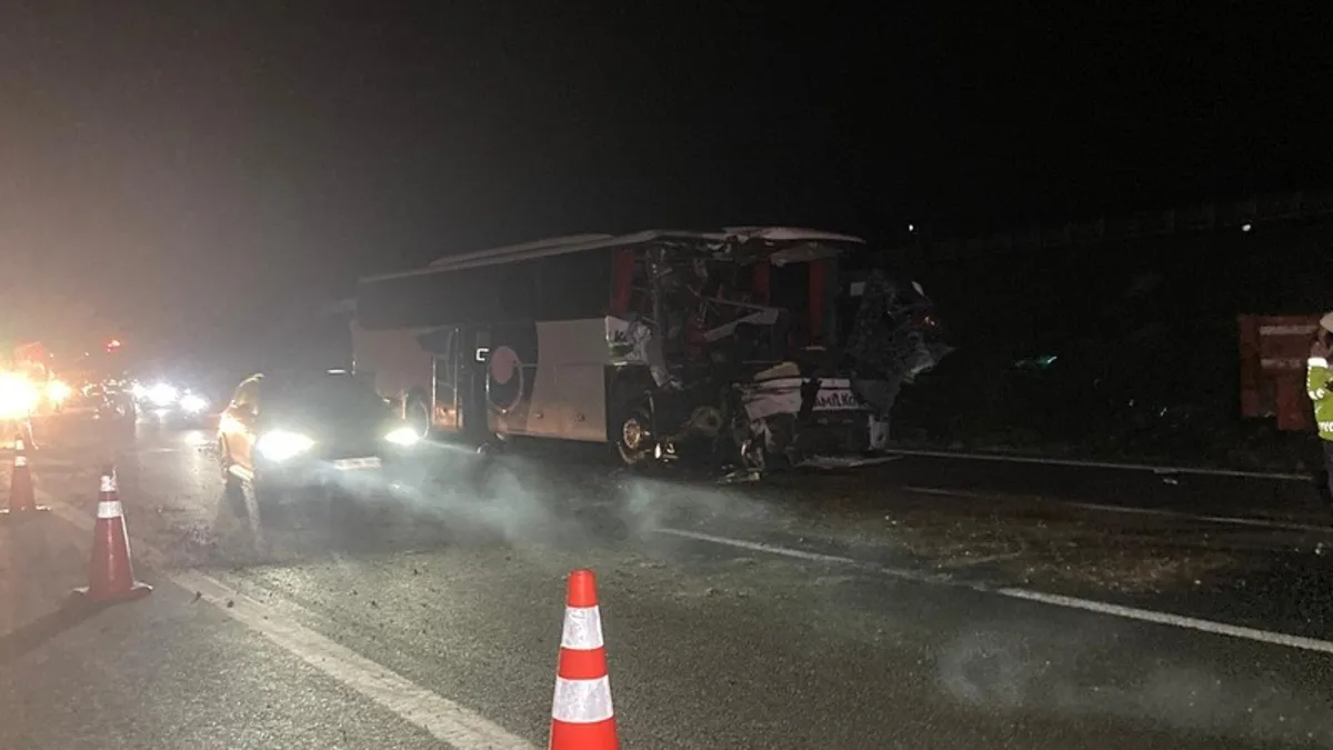 Kaza yapan otobüsün hostesi öldü