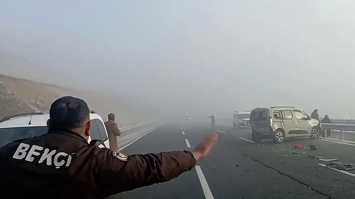 Erzurum ve Kars’ta yoğun sis hakim oldu: Yolcu otobüsü ile TIR çarpıştı! 13 yaralı Erzurum ve Kars’ta yoğun sis hakim oldu: Yolcu otobüsü ile TIR çarpıştı! 13 yaralı