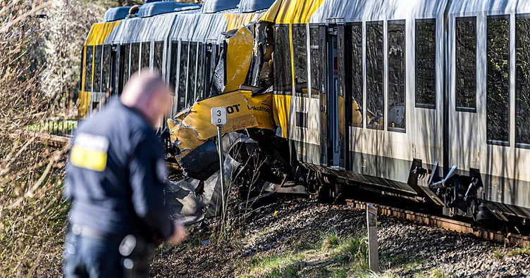 Danimarka’da iki tren kafa kafaya çarpıştı: 17 yaralı