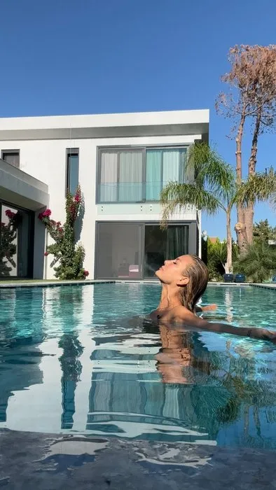 Çağla Şıkel’in havuz keyfi kıskandırdı! Yaza veda edemeyen Çağla Şıkel bikinili pozlarıyla nefes kesti!