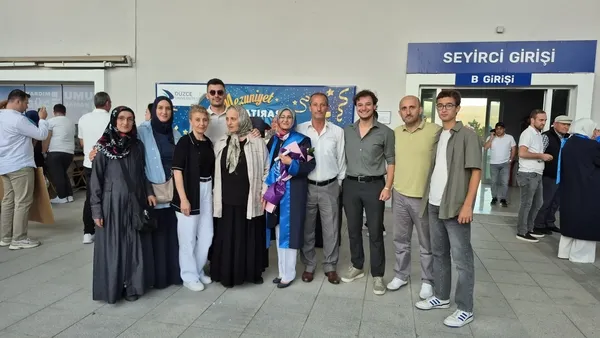 53-yasinda-universiteyi-birincilikle-bitirdi-ogluyla-ayni-anda-mezun-oldular-1751606971271.jpg
