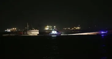 Batan gemi sızdırıyor! Etrafı bariyerlerle çevrildi