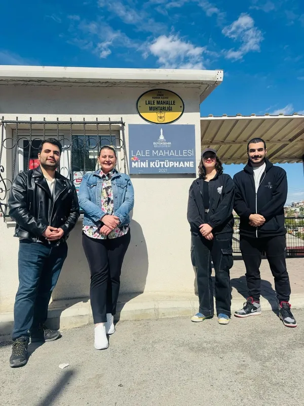 universite-ogrencileri-223-kitap-bagisladi-lale-mahallesinde-mini-kutuphane-olusturdu-1744646574306.jpg