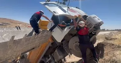 Şanlıurfa’da hafriyat kamyonu şarampole yuvarlandı: Sürücü sıkıştı, kepçeyle kurtarıldı! #sanliurfa