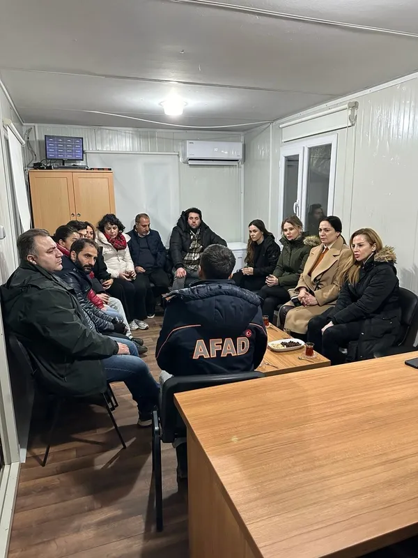 unluler-depremzedelere-moral-icin-konteyner-kentleri-ziyaret-etti-1707290086757.jpg
