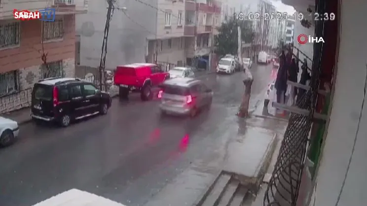 Esenyurt’ta ağacın seyir halindeki aracın üzerine devrildiği anlar kamerada | Video