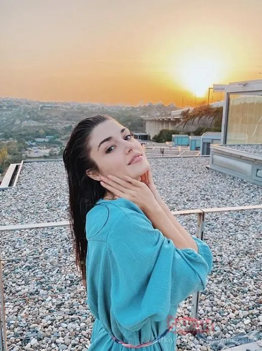 Hande Erçel fascinated with the sunset pose!  Did Kerem Bürsin take the romantic poses of Hande Erçel?