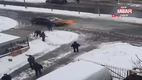 İstanbul'da yanan otomobili kartopu atarak böyle söndürmeye çalıştılar | Video