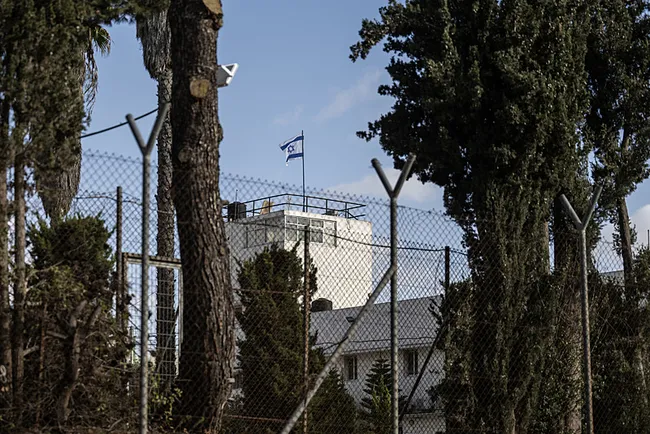 israil-polisi-dogu-kuduste-bm-ofislerine-baskin-duzenledi-1765218717724.jpg