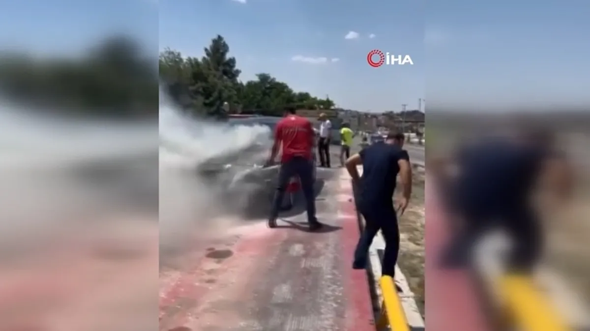 Diyarbakır’da seyir halindeki araç alev aldı Diyarbakır’da seyir halindeki araç alev aldı