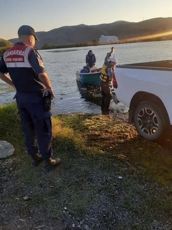 kacak-avcilik-operasyonu-800-metre-misina-agi-ele-gecirildi-1723187393371.jpg