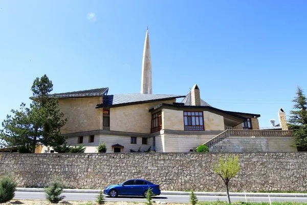 Beşgen Cami mimarisiyle dikkati çekiyor
