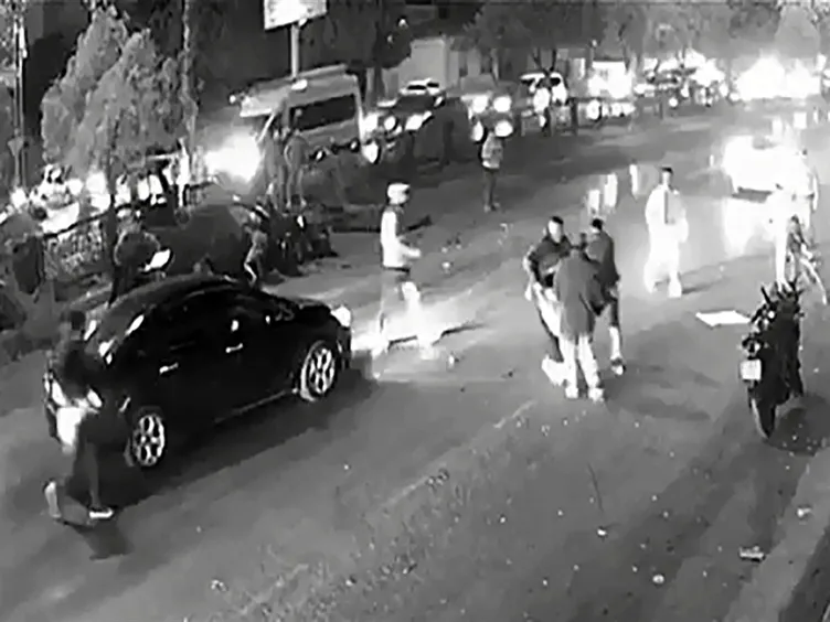 Adana’da pes dedirten olay: Kaza yapan otomobildeki eşyaları çaldılar!