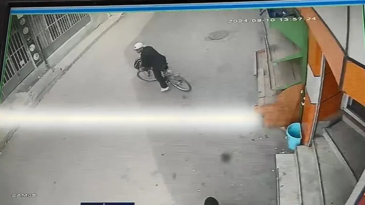 Sokak ortasında bisikletlinin silahlı saldırısına uğradı; o anlar kamerada
