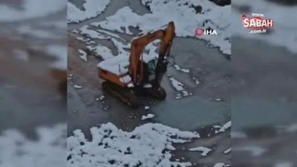İş makinesi içi su ve buz dolu çukura böyle düştü! Operatörü hayatını kaybetti | Video