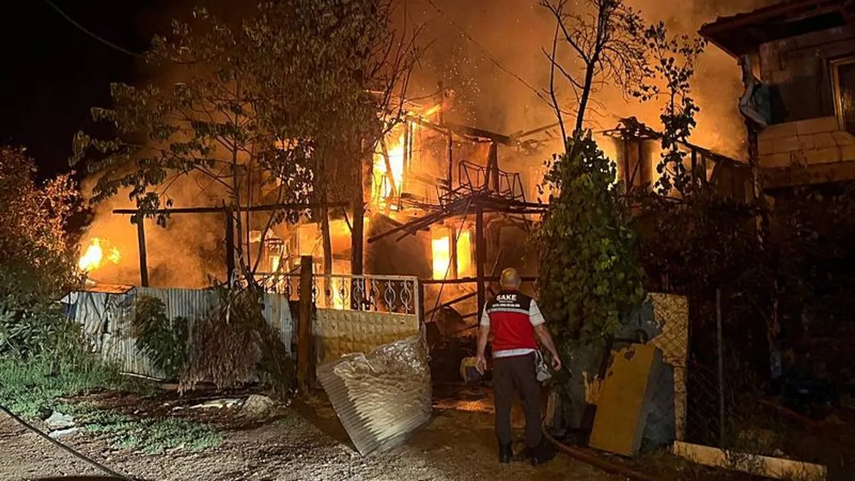 Sakarya’da yangın! Ahşap ev küle döndü Sakarya’da yangın! Ahşap ev küle döndü