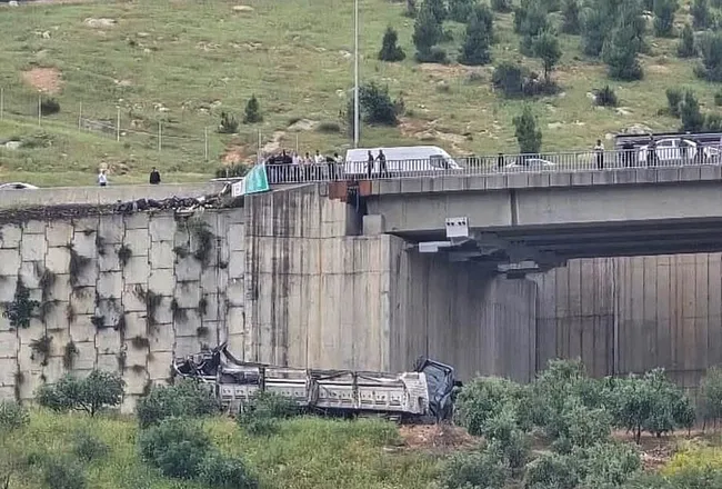 gaziantepte-fezi-kaza-otomobile-carpan-tir-viyadukten-uctu-3-olu-3-yarali-1779479239336.jpg