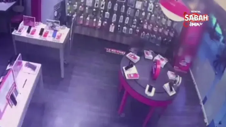 Müşteri gibi girip 30 bin liralık telefon çaldılar | Video