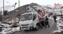 Arızaya giden ekipler aç kalan hayvanları elleriyle besledi | Video