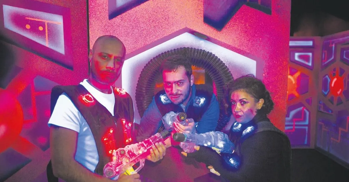 Dostu Dostuna Sirtindan Vurduran Oyun Laser Tag Cumartesi Sabah Haberleri