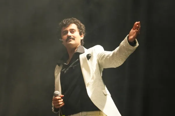 trabzon-buyuksehir-belediyesi-sehir-tiyatrosu-yaz-turnesini-unlu-show-ile-tamamladi-1785083282617.jpg