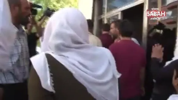 HDP’liler oturma eylemi yapan aileye ve basın mensuplarına saldırdı