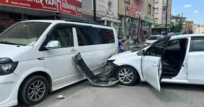 Sivas’ta otomobil park halindeki araçlara çarptı: 5 yaralı #sivas