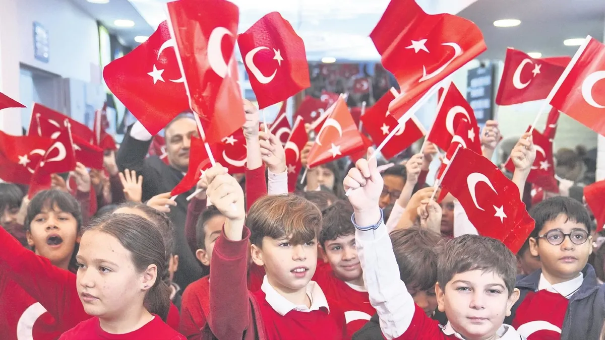 İkinci dönem bayrak coşkusuyla başladı