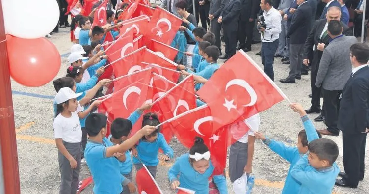 Öğrenciler Türk bayrağı altından geçerek okula girdi