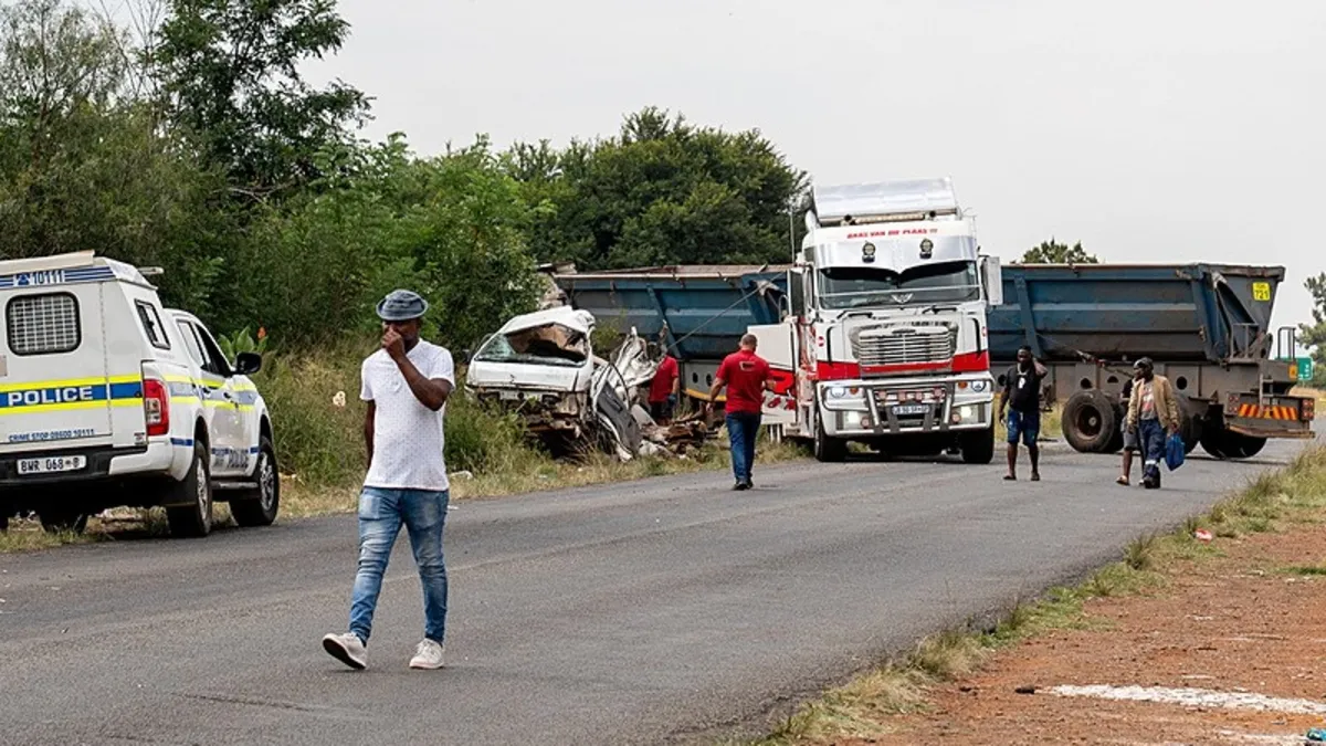 Güney Afrika’da katliam gibi kaza: 14 çocuk hayatını kaybetti Güney Afrika’da katliam gibi kaza: 14 çocuk hayatını kaybetti