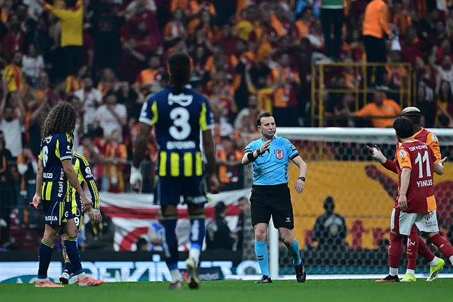 galatasaray-fenerbahce-canli-super-ligde-kritik-derbi-galatasaray-fenerbahce-macinda-ilk-yari-bitti-1777226474363.jpeg