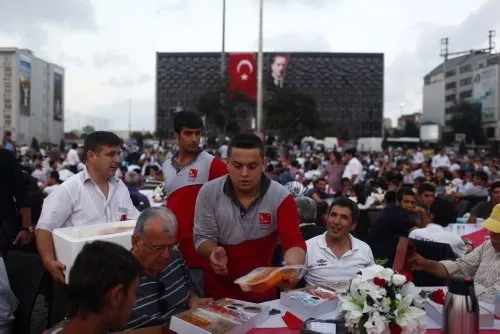 Taksim’de kardeşlik iftarı