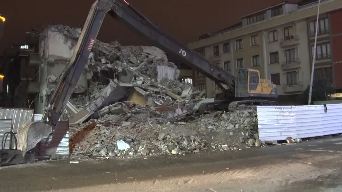 Avcılar’daki yıkım kontrolden çıktı: Molozlar caddeye düştü Avcılar’daki yıkım kontrolden çıktı: Molozlar caddeye düştü