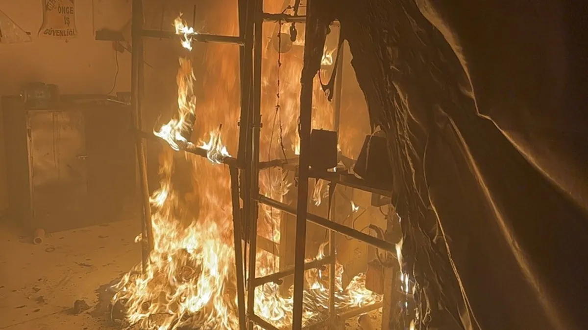 Aksaray'da fabrika alev alev yandı Aksaray'da fabrika alev alev yandı